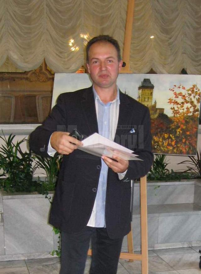 Roman Kharevsky, directorul taberei, acordând Diplomele de participare