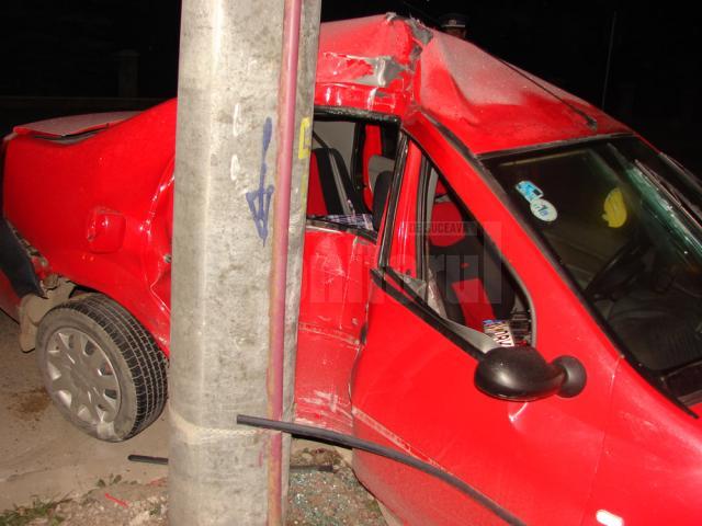 Autoturismul în care se aflau cei patru tineri s-a izbit violent de un stâlp de beton. Foto: Daniel NEAGU