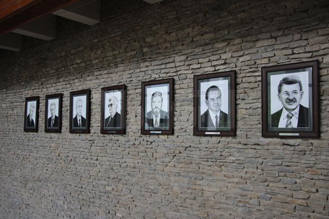 Galeria rectorilor USV (Radu Bercea) este găzduită de parterul corpului A