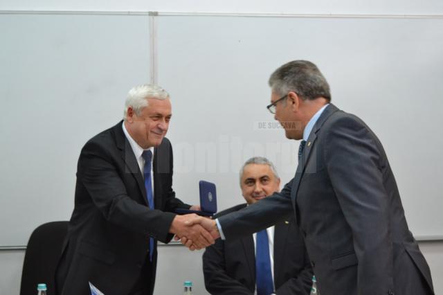 Mircea Mureșan i-a acordat o medalie de argint inspectorului școlar Gheorghe Lazăr