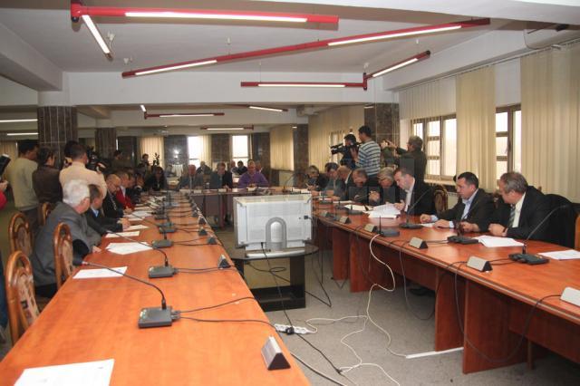 Şedinţa de ieri a Consiliului Local a durat aproape două ore, la finele cărora nu s-a luat nici o decizie concretă privind asigurarea căldurii populaţiei