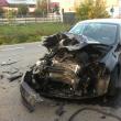 În urma impactului cu autotrenul, autoturismul VW a fost grav avariat, iar şoferul a suferit leziuni