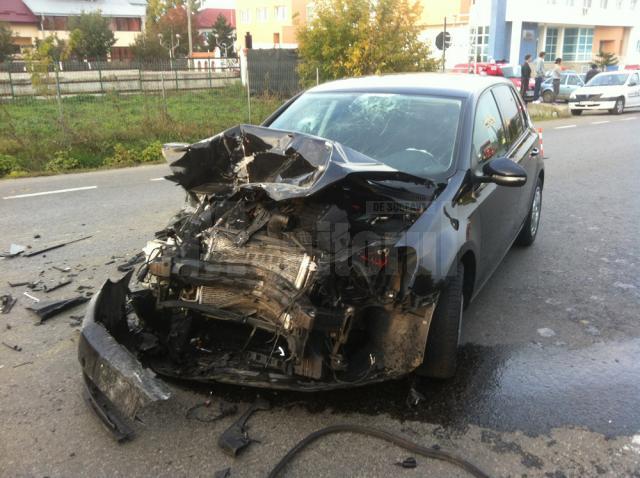 În urma impactului cu autotrenul, autoturismul VW a fost grav avariat, iar şoferul a suferit leziuni