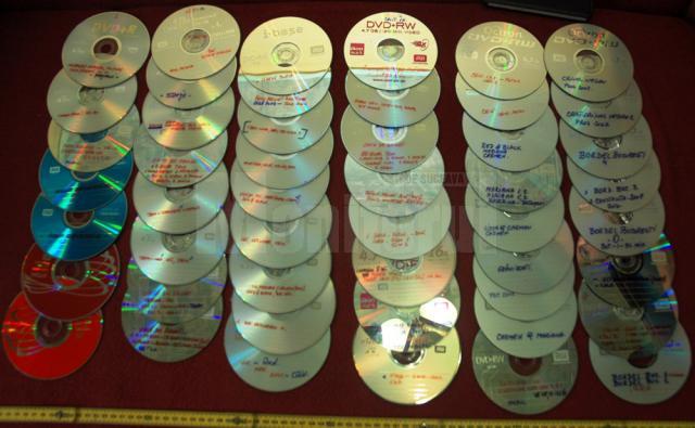 Sute de DVD-uri, CD-uri, carduri de memorie pline cu materiale pornografice au fost găsite de poliţişti în casa suspectului