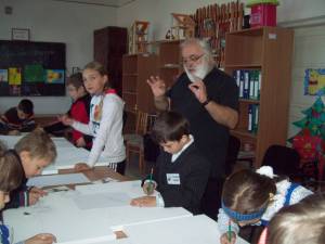 O delegație din Franța susține lecții de pictură pentru copiii din comuna de pe valea Bistriței
