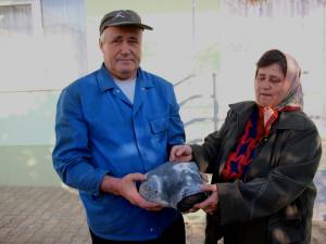Veta şi Ioan Pletosu spun că au găsit meteoritul în urma cu 25 de ani, când au mers la prăsit porumbul
