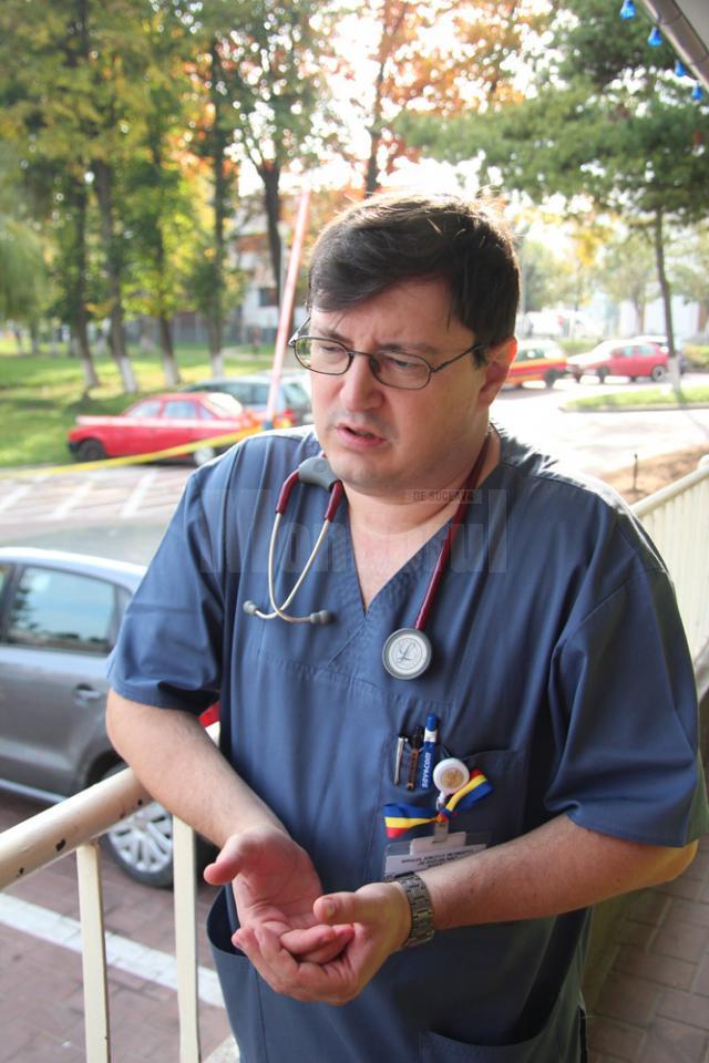 Medicul urgentist Tiberius Brădăţan, de la Spitalul Suceava, a făcut ieri front comun cu colegii săi