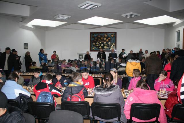 La Cupa de Toamnă de Şah de la Câmpulung Moldovenesc sunt aşteptaţi peste 100 de copii