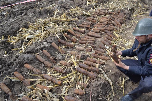 Peste o sută de bombe de aviaţie şi proiectile, găsite la marginea unui drum judeţean