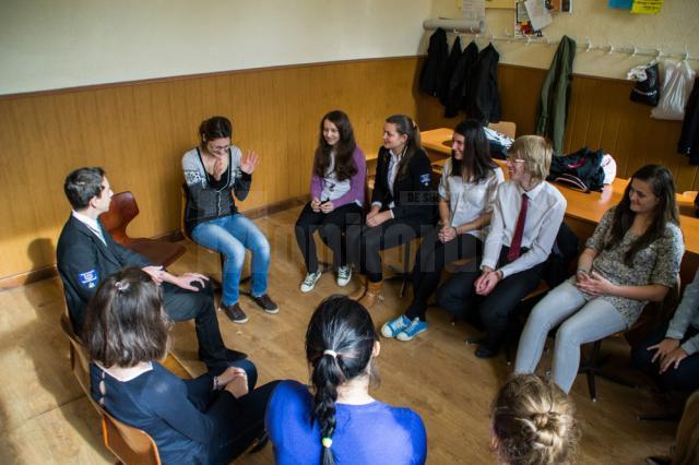 O studentă din Polonia face voluntariat la Colegiul Naţional „Eudoxiu Hurmuzachi”, învăţându-i pe elevi limba germană