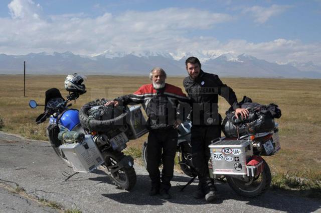 Doi fotografi români, tată şi fiu, au călătorit cu motocicletele prin Asia aproape 70 de zile
