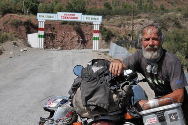 Doi fotografi români, tată şi fiu, au călătorit cu motocicletele prin Asia aproape 70 de zile