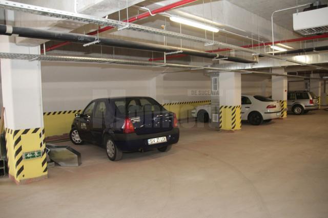 Municipalitatea vrea să-i determine pe şoferi să folosească locurile gratuite din parcarea subterană
