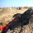 Deşeuri de anvelope şi curele uzate au fost îngropate pe malul râului Suceava