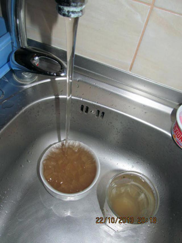Apă cu rugină şi impurităţi la robinetele apartamentelor din blocurile turn din Rădăuţi. Foto: Mihai CUSACI