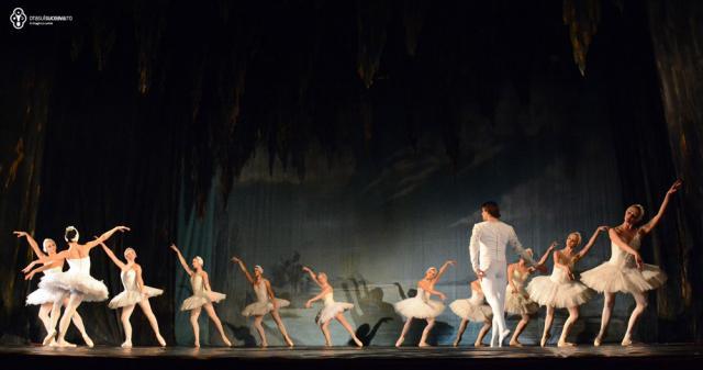Spectacolul de balet „Lacul Lebedelor”, pe scena Casei de Cultură