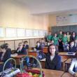 Elevii Colegiului „Vasile Lovinescu” au împărţit mere trecătorilor