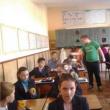 Elevii Colegiului „Vasile Lovinescu” au împărţit mere trecătorilor