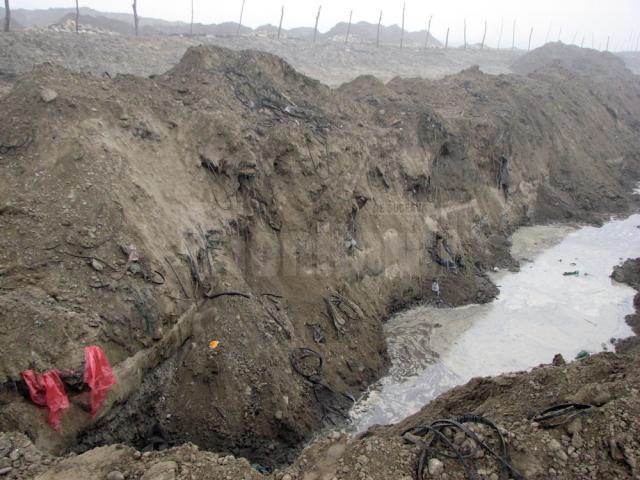 Zeci de tone de deşeuri fuseseră îngropate de SC Supermag pe malul râului Suceava