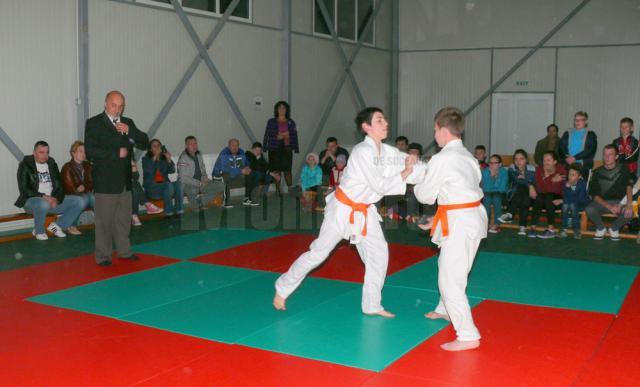 Practicanţii de judo au făcut şi o mică demonstraţie la Fălticeni