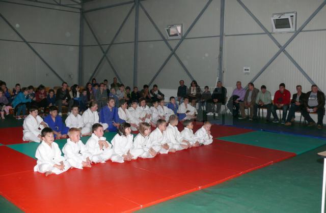 Practicanţii de judo au făcut şi o mică demonstraţie la Fălticeni