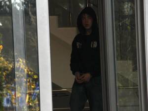 Andrei Sava (18 ani), scos cu cătuşe la mâini din sediul Parchetului de pe lângă Judecătoria Suceava