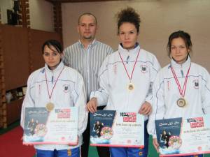 Instructorul Ovidiu Zegrea şi cele trei sportive medaliate la Europene