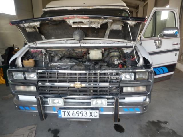 La un control amănunțit efectuat de lucrătorii Biroului Vamal Siret s-a descoperit că mașina era modificată pentru a transporta carburant