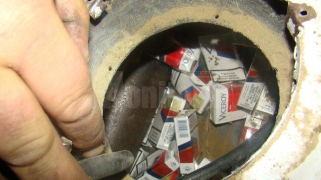 Trei autoturisme de teren şi aproape 5.000 de pachete de ţigări de contrabandă, reţinute la Falcău