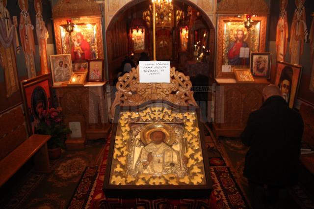 În Biserica de la Spitalul Vechi se află şi Icoana Făcătoare de Minuni a Sfântului Nicolae, adusă de la Mănăstirea Neamţ