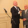 Dumitru Popescu îi oferă diploma de onoare fostului director Iulian Papuc