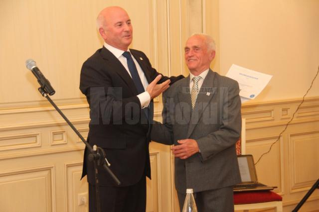 Dumitru Popescu îi oferă diploma de onoare fostului director Iulian Papuc