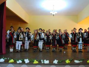 Grupul folcloric Bilcuţa, emblemă a comunei Bilca, coordonat şi îndrumat de către învăţătoarea Elena Negru
