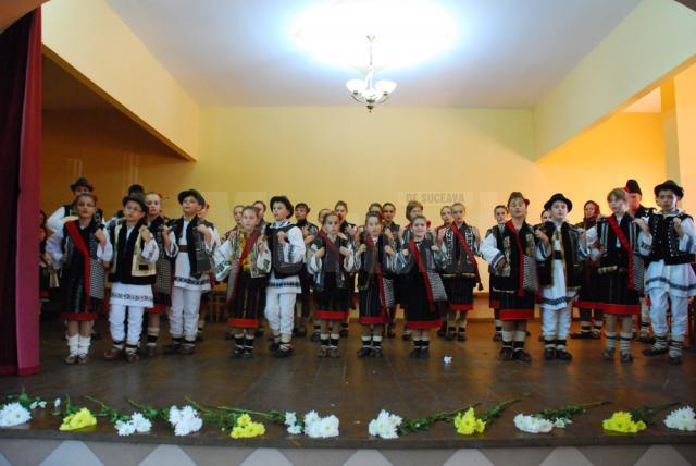 Grupul folcloric Bilcuţa, emblemă a comunei Bilca, coordonat şi îndrumat de către învăţătoarea Elena Negru