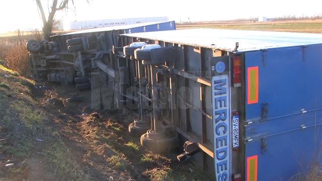 Autotren răsturnat şi două maşini avariate, după un accident rutier la Vadu Moldovei