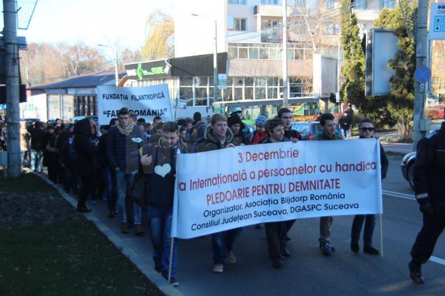 Sute de persoane au participat ieri la Marşul „Pledoarie pentru demnitate”