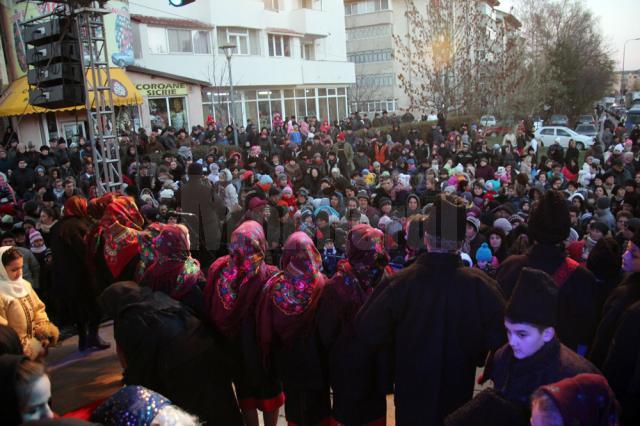 Câteva mii de copii din Burdujeni au venit să primească daruri de Moş Nicolae