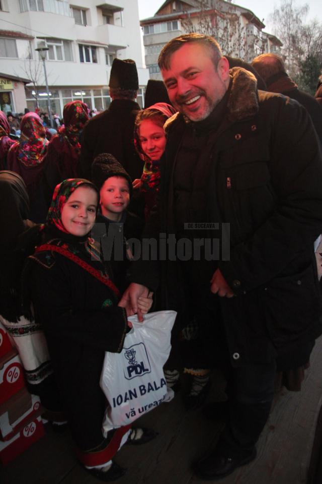 Copiii din Burdujeni au primit cadouri de Moş Nicolae oferite de deputatul Ioan Balan