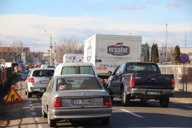 Traficul rutier, dat peste cap pe sensul unic de ieşire din Suceava spre Gura Humorului