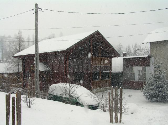 Stratul de zăpadă atinge deja câţiva centimetri în zona de munte a judeţului Suceava