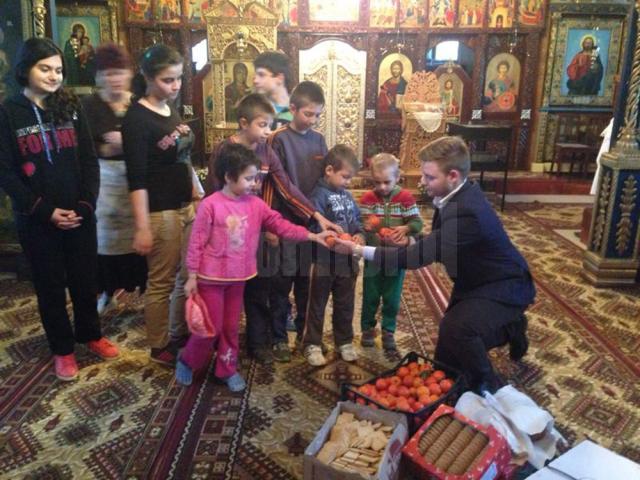 Alexandru Horga, elev din Gura Humorului, alături de copiii din Podu Coşnei