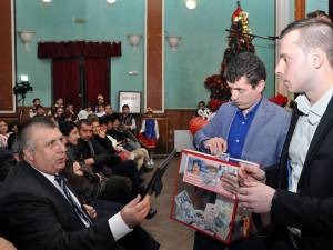La licitația cu scop caritabil, senatorul Neculai Bereanu a achiziționat o icoană pe care a ținut să o doneze unuia din cei trei copii cu dizabilități