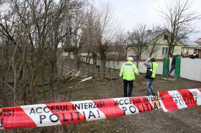 Copacul a căzut pana pe drumul din faţa casei familiei Blahovici, unde se aflau cele două victime