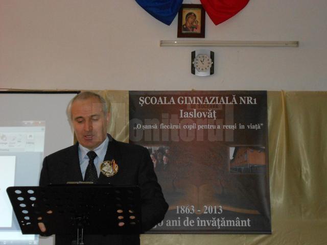 Directorul Victor Prisacariu a prezentat un scurt istoric al unităţii de învăţământ