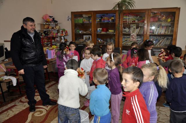 Cei aproximativ 300 de copii de la Şcoala cu clasele I-IV din comuna Adâncata au primit daruri de la deputatul PDL Ioan Balan