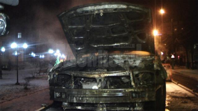O maşină a ars ca o torţă în trafic, pe Calea Burdujeni
