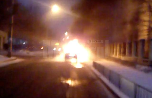 O maşină a ars ca o torţă în trafic, pe Calea Burdujeni