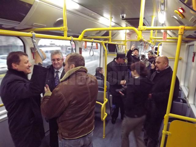 Primii călători în autobuzul electric adus de CEFIN la Suceava