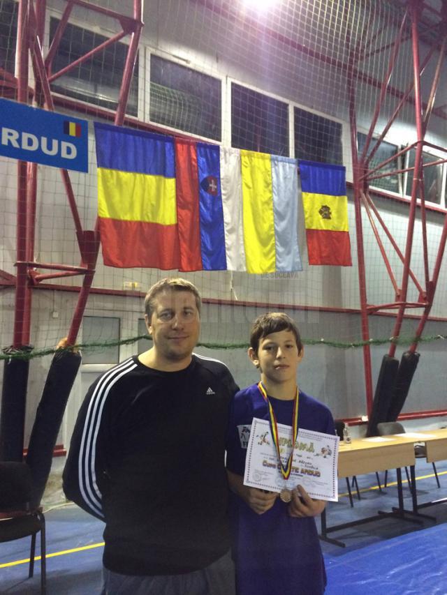 Antrenorul Daniel Ciubotaru, alături de medaliatul cu bronz, Răzvan Mihalache