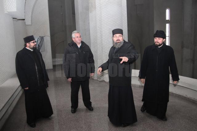Preoţii Argatu l-au invitat pe primarul Ion Lungu să vadă  noile realizări la Catedrală, printre care se numără şi montarea a aproape 5000 de mp de granit